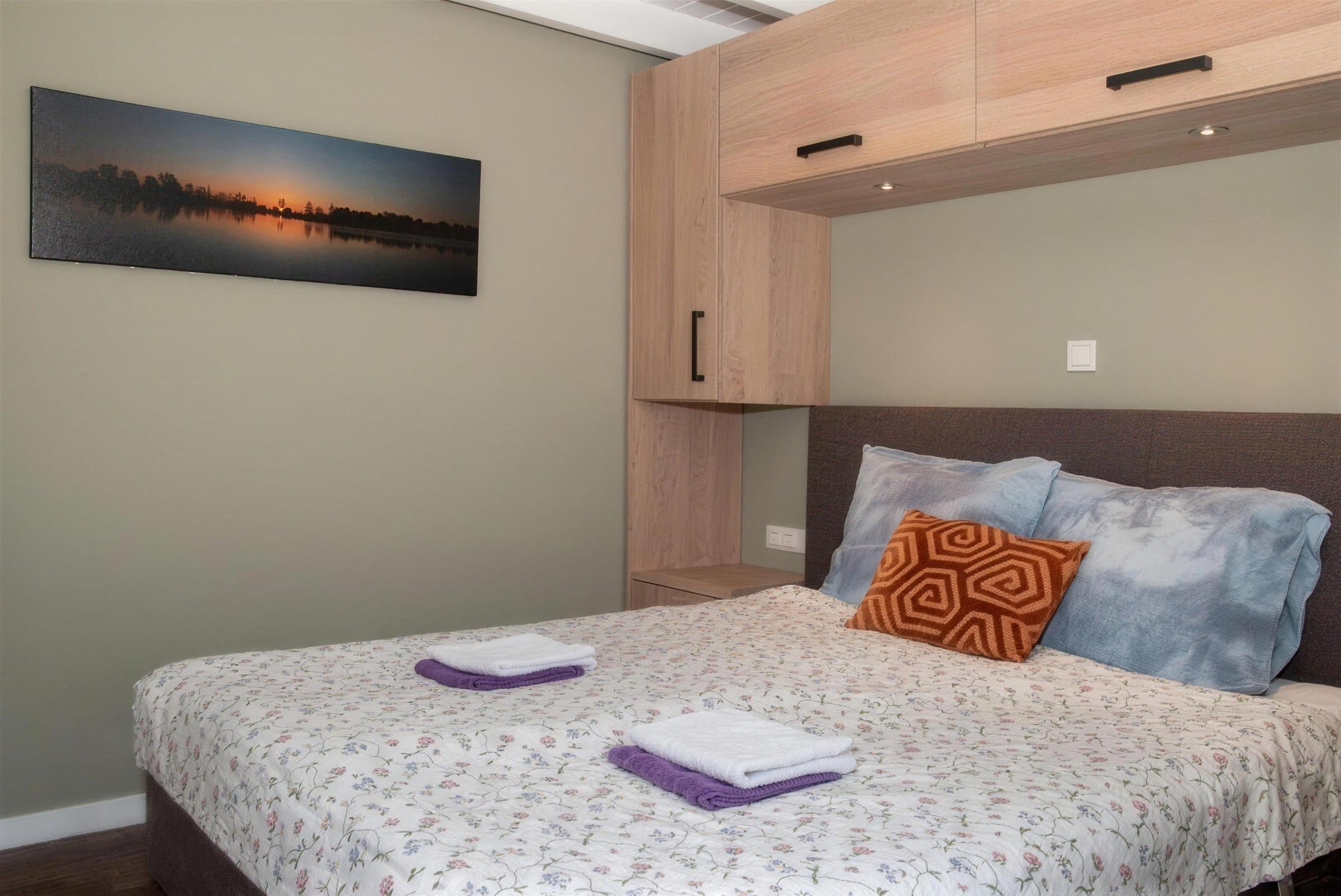 Slaapkamer met opgemaakt bed