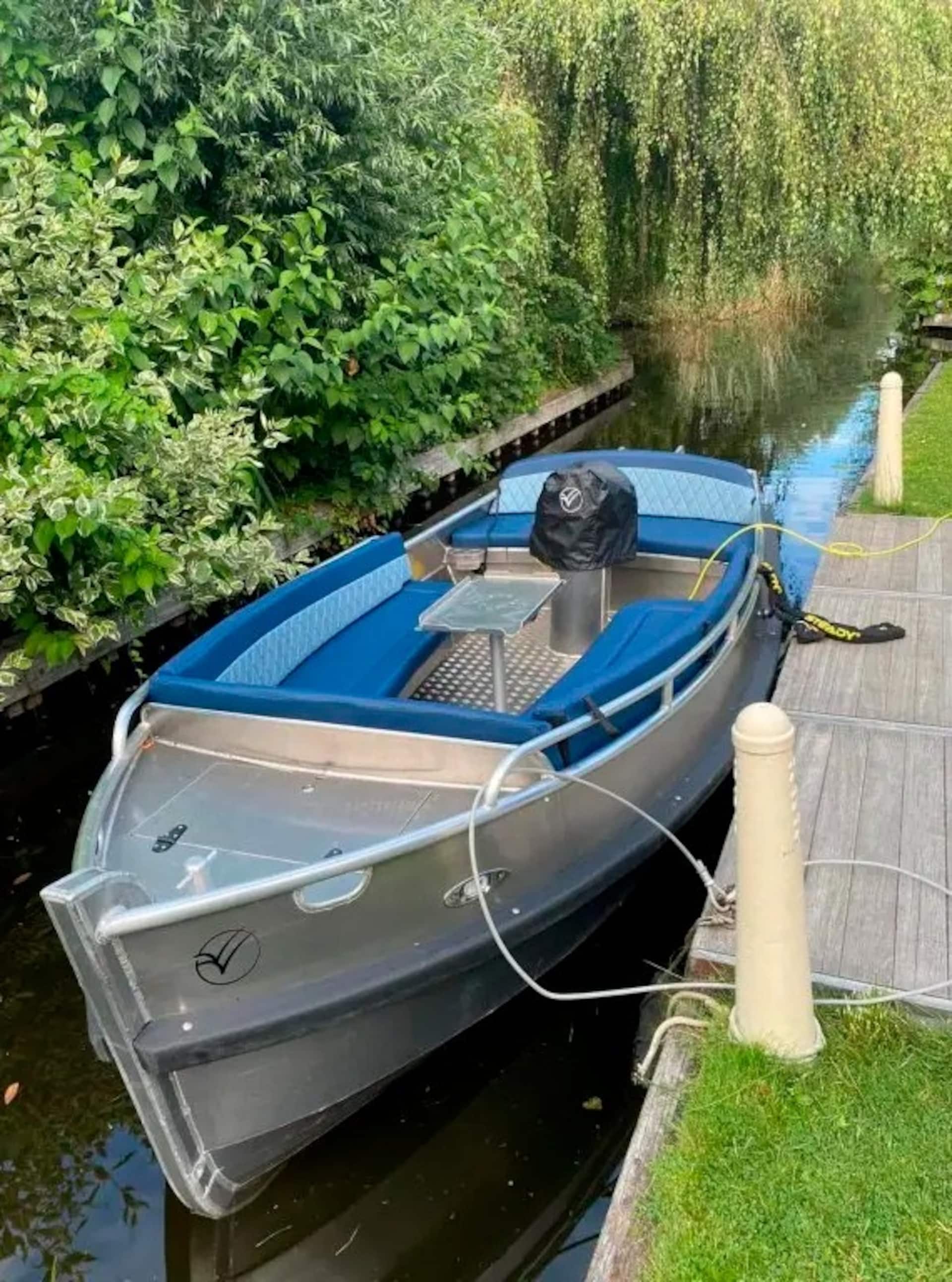 Sloep aan de steiger in de gracht