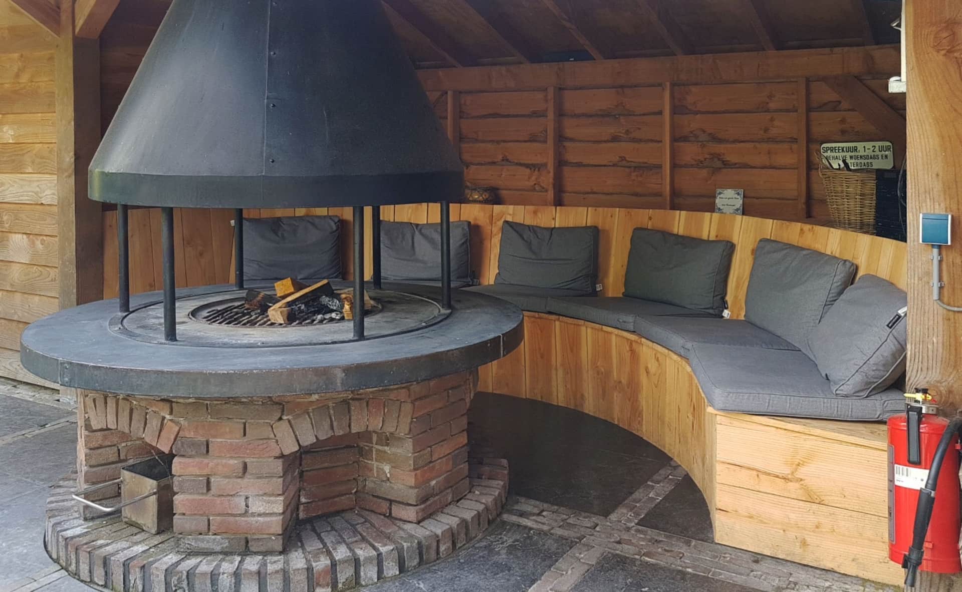 Originele foto van de overdekte buitenlounge met brandblusser