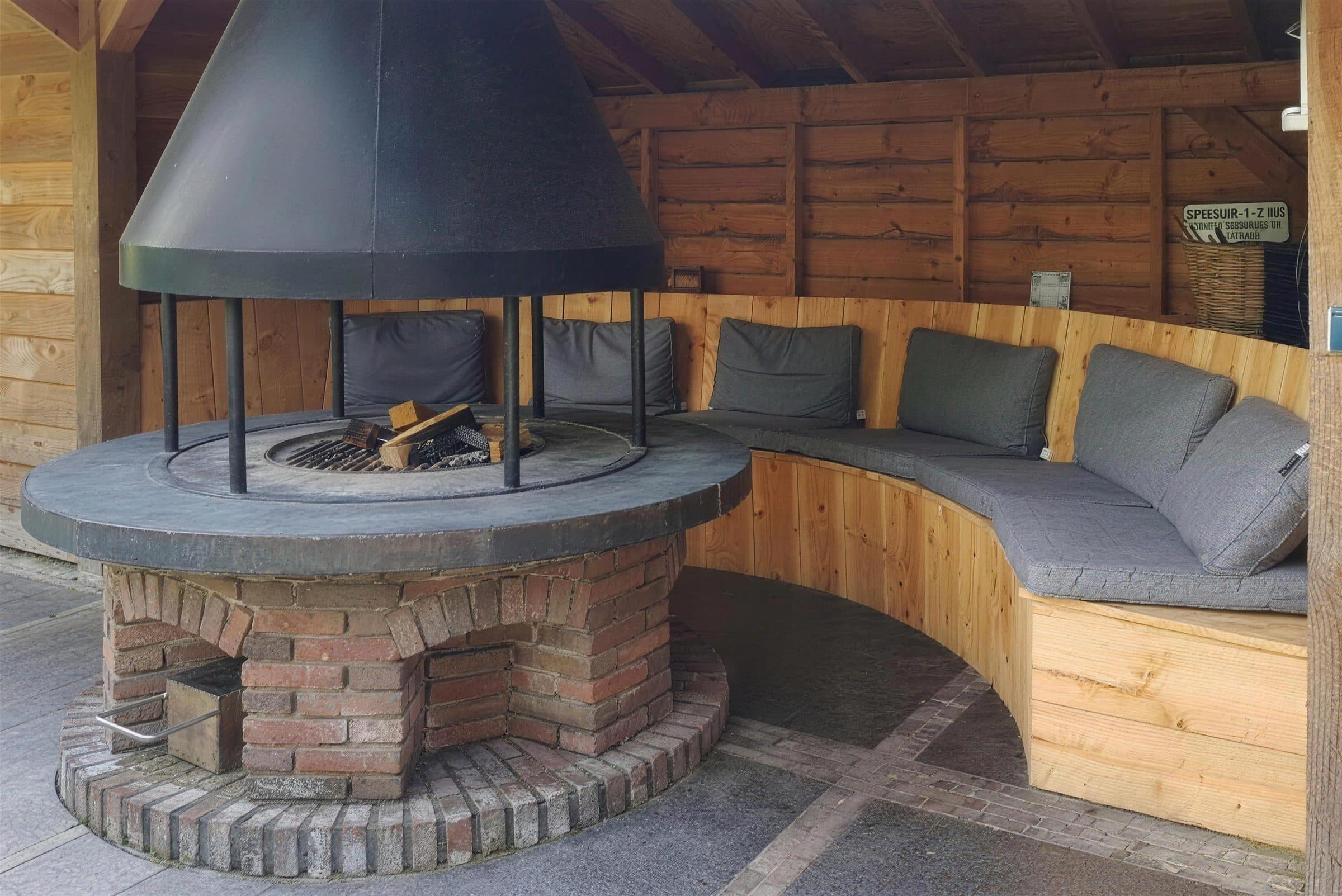 Geretoucheerde foto van de buitenlounge zonder brandblusser